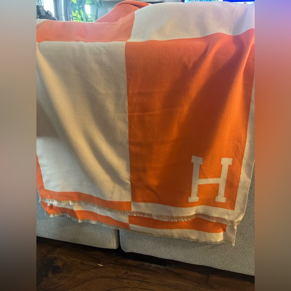 H blanket scarf